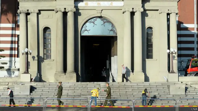 卡车冲击发生后工人清理台湾总统府台阶（台湾中央社图片25/1/2014）