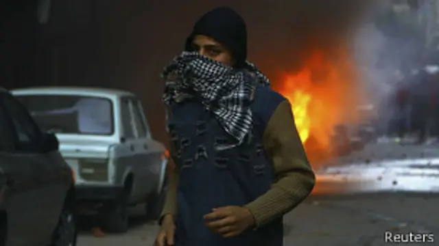 اخوان المسلمین کو حال ہی میں عبوری حکومت نے دہشت گرد تنظیم قرار دیا ہے اور اس پر ملک گیر پیمانے پر پرتشدد حملوں کا الزام ہے جسے اخوان المسلمین مسترد کرتی ہے