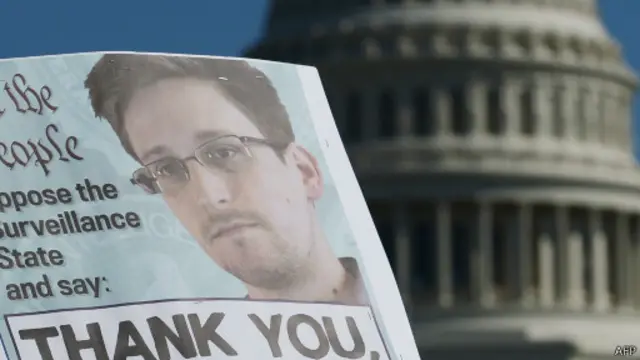 Плакат со Сноуденом