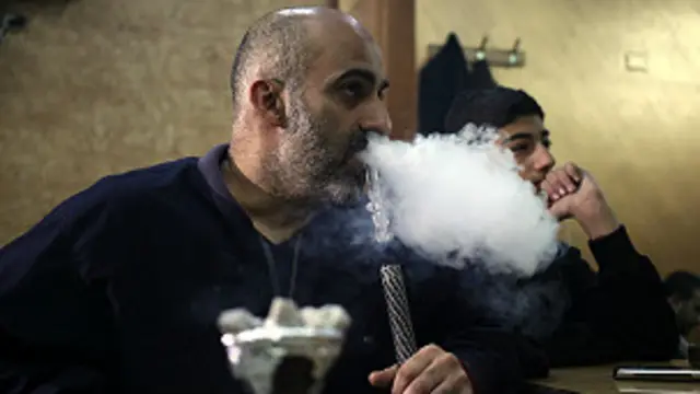 أثار قرار الحكومة تفعيل قانون منع التدخين بالأماكن العامة جدلا كبيرا في الأردن