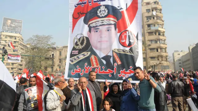 تأتي احتفالات الذكرى الثالثة لثورة الخامس والعشرين من يناير في ميدان التحرير متزامنة مع بعض الدعوات الشعبية المطالبة لوزير الدفاع الفريق عبد الفتاح السيسي بالترشح للانتخابات الرئاسية المرتقبة