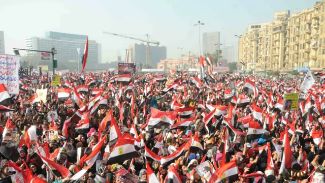 توجه الآلاف من المصريين إلى ميدان التحرير في العاصمة المصرية القاهرة للاحتفال بالذكرى الثالثة لثورة الخامس والعشرين من يناير/كانون الثاني.