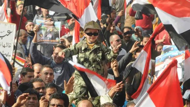 يتمتع الجيش المصري بشعبية كبيرة في البلاد بعد أن أعلن السيسي عزل مرسي في يوليو/تموز الماضي في ظل مظاهرات حاشدة تندد بحكمه وتطالبه بالتنحي.