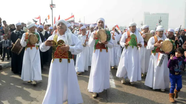 لم تقتصر احتفالات ميدان التحرير على الهتافات وحمل اللافتات بل شارك بها عدد من الفرق الفنية التي تفاعل معها الوافدون على الميدان. 