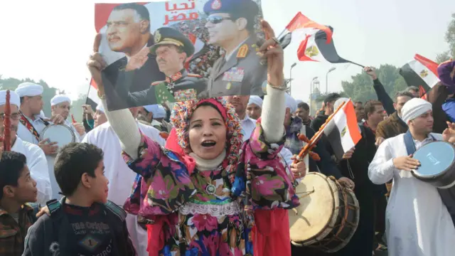 يقارن البعضُ الفريقَ السيسي بعدد من الزعماء المصريين السابقين، معتبرين إياه "زعيما وطنيا يلتف حوله المصريون". 