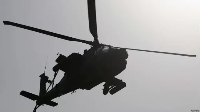 تنتشر المروحيات التابعة للقوات المسلحة المصرية محلقة في سماء ميدان التحرير بشكل مكثف للمشاركة في الاحتفالات وتأمينها.