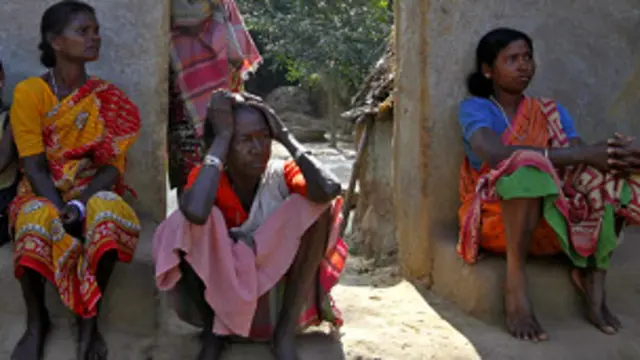 گاؤں کے بیشتر لوگ اس بارے میں کوئی بات نہیں کرتے پولیس کا کہنا ہے کہ یہ ردعمل فطری ہے