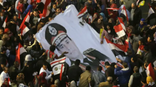 Участники митинга в поддержку правительства