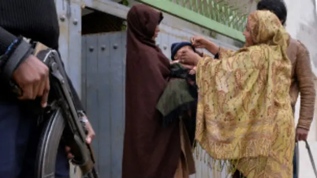 پاکستان میں پولیو سے بچاؤ کے قطرے پلانے والی ٹیموں پر حملے بھی کیے جاتے رہے ہیں