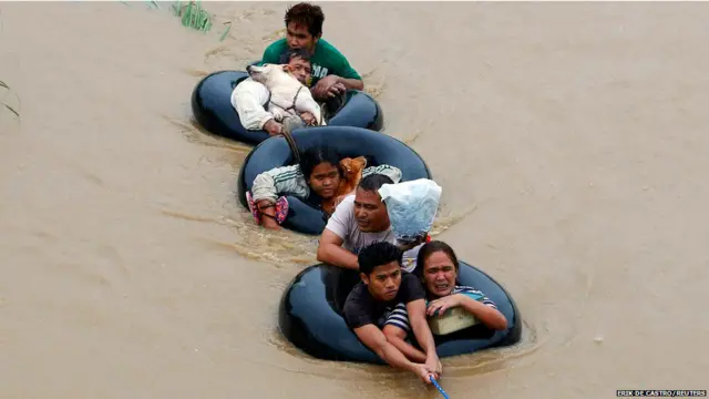 मौसम के भारी गड़बड़ियों के चलते दक्षिण फ़िलिपींस के कई इलाके बाढ़ के चपेट में हैं. अभी दो माह पहले ही इस देश ने एक भीषण चक्रवात का सामना किया था.
