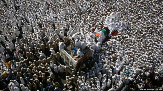 मुंबई में लाखों लोग दाऊदी बोहरा समुदाय के सर्वोच्च धर्मगुरु सैयदना मुहम्मद बुरहानुद्दीन की अंतिम यात्रा में शामिल हुए. 