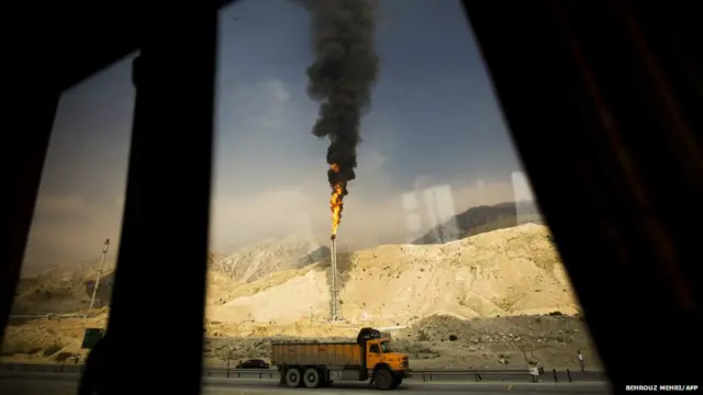 ईरान के दक्षिणी फ़ारस के में एक गैस उत्पादन इकाई से निकलती हुई एक लपट. ईरान और क़तर के बीच फ़ारस की खाड़ी में गैस के बेहद बड़े भंडार हैं जिनके भीतर 14 खरब क्यूबिक मीटर गैस होने के अनुमान हैं.