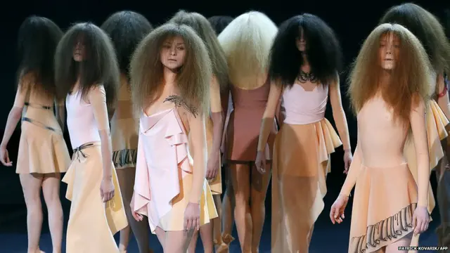 पेरिस में एक फ़ैशन शो के दौरान मॉडल विक्टर एंड रॉल्फ़ की बनाई डिज़ाइनों में.