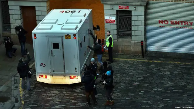 ब्रिटेन के एडिनबर्ग में पुलिस की एक वैन तीन साल के मीकाईल कूलर की मौत ज़िम्मेदार बताते हुए उसकी माँ को ले जाते हुए. मीकाईल को उसके घरवालों ने गायब घोषित किया था. बाद में एक तलाशी अभियान में पुलिस ने उसका शव बरामद किया किया.