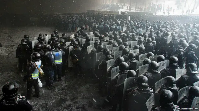 यूक्रेन में पुलिस और सरकार विरोधी प्रदर्शनकारियों के बीच हिंसक झड़पें बीते हफ़्ते में भी लगातार ख़बरों में रहीं. यूं तो ये प्रदर्शन पिछले दो महीने से चल रहे हैं लेकिन बीते सप्ताह दो प्रदर्शनकारियों की मौत के बाद देश में तनाव बढ़ गया है. राष्ट्रपति यानुकोविच ने हाल में यूरोपीय संघ के साथ गहरे सहयोग से जुड़ी एक संधि की योजना को रद्द कर दिया है. प्रदर्शनकारी चाहते हैं कि उनका देश यूरोपीय संघ के साथ ज़्यादा गहरे ताल्लुकात रखे ना की रूस के साथ.