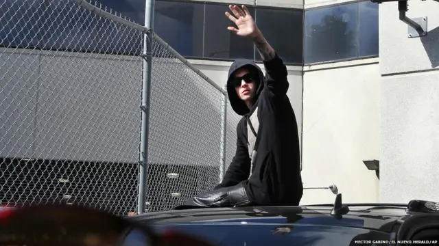  अमरीका के मियामी में पॉप स्टार जस्टिन बीवर अपने समर्थकों को हाथ हिलाते हुए. बीवर को पुलिस ने शराब और गांजे के प्रभाव में बेहद तेज़ रफ़्तार में गाड़ी चलाते हुए पकड़ा था. बीवर को अदालत ने 2500 डॉलर के जमानत पर रिहा किया है.