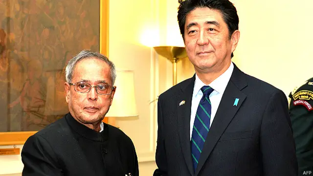 राष्ट्रपति प्रणव मुखर्जी और जापान के प्रधानमंत्री शिंजो एबे