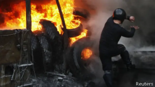 گروهی از مخالفان به محل استقرار پلیس ضدشورش حمله کردند