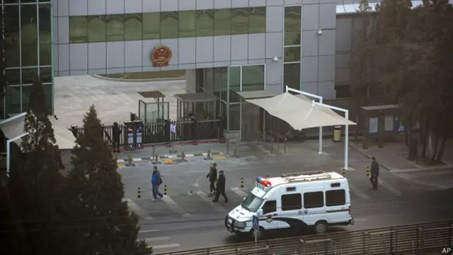 警车在北京市第一中级法院外戒备（26/1/2014）