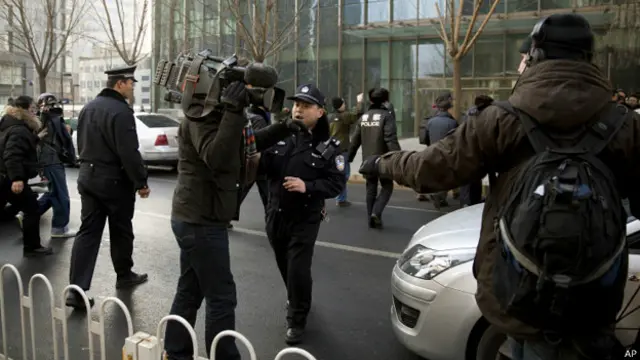 北京市第一中级法院外民警阻止记者采访（26/1/2013）