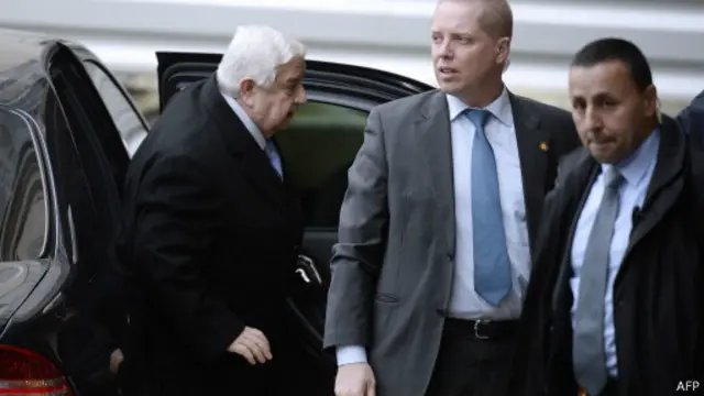 د حکومت مخالفانو ټینګار کړی، چې حکومت باید د ژنیوا ۱ پر معاهدې ودرېږي، چې سوریه کې د انتقالي حکومت جوړېدل په کې راغلي دي.