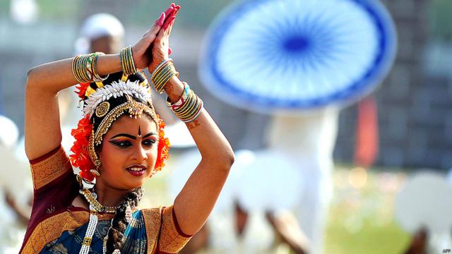 सिकंदराबाद, जिसे हैदराबाद की ट्विन सिटी भी कहा जाता है, के समारोह में पारंपरिक नृत्य का प्रदर्शन करती हुई एक छात्रा.