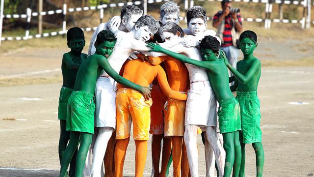सिकंदराबाद में तिरंगे के रंग में हुए बच्चे एकता का संदेश देते हुए. भारत में 65वां गणतंत्र दिवस मनाया जा रहा है.