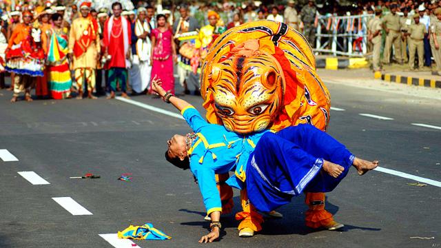 भुवनेश्वर में नर्तक पारंपरिक शैली में  'टाइगर डांस' का प्रदर्शन करते हुए.