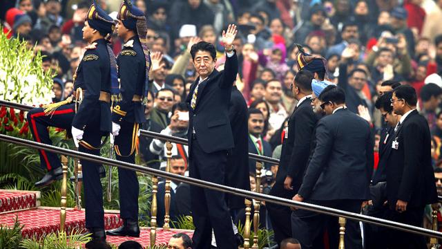 जापान के प्रधानमंत्री शिंजो अबे, नई दिल्ली में 65वें गणतंत्र दिवस समारोह के मुख्य अतिथि के रूप में आमंत्रित किए गए हैं. वो भारत की तीन दिवसीय यात्रा पर यहां आए हुए हैं.