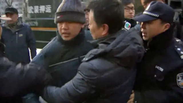 يعتقد الكثيرون أن الحكومة تستهدف شو لتزايد شعبيته. 