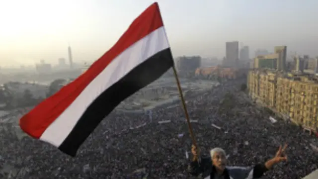 शनिवार को सेना के समर्थकों ने साल 2011 में तत्कालीन राष्ट्रपति होस्नी मुबारक के ख़िलाफ़ उठी खड़ी हुई जनक्रांति की तीसरी वर्षगाँठ पर रैलियां निकालीं थीं.