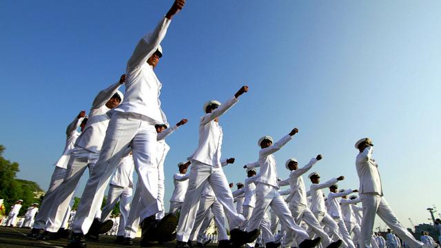 गणतंत्र दिवस परेड के दौरान राजपथ पर नौसेना कर्मियों ने मार्च किया.