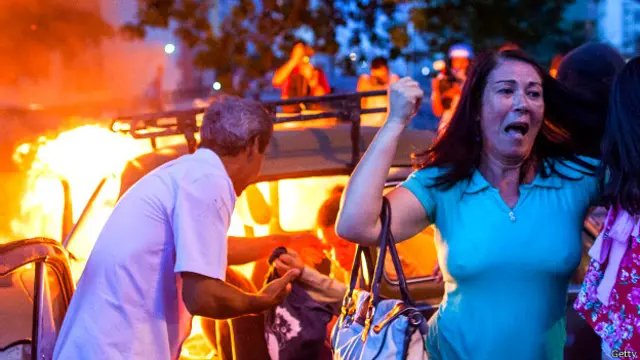 प्रदर्शनकारियों ने पुलिस के वाहन और सरकारी इमारतों को निशाना बनाया.