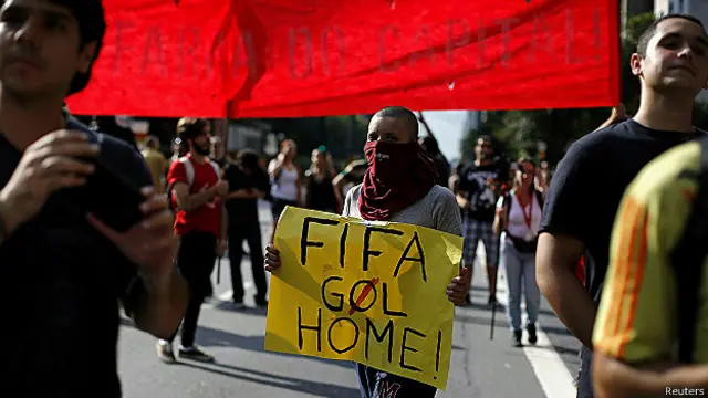 प्रदर्शनकारी बेहतर स्वास्थ्य, शिक्षा और परिवहन की मांग कर रहे हैं.