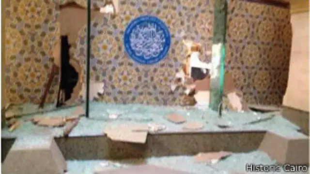 إحدى صناديق العرض المدمرة