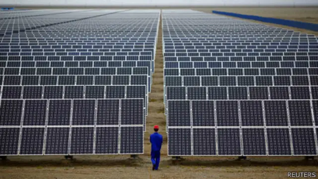 甘肃敦煌一处太阳能发电场(16/9/2013)