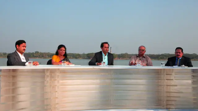 প্যানেল সদস্য বাঁ থেকে: বরিশাল-৪ আসনের সংসদ সদস্য পংকজ দেবনাথ, বেসরকারি উন্নয়ন সংস্থা আভাষ এর নির্বাহী পরিচালক রহিমা সুলতানা কাজল, অনুষ্ঠান সঞ্চালক আকবর হোসেন, বরিশাল প্রেসক্লাবের সাবেক সভাপতি মানবেন্দ্র বটব্যাল এবং সাবেক সংসদ সদস্য ও বরিশাল মহানগর বিএনপির সভাপতি মজিবুর রহমান সারোয়ার।