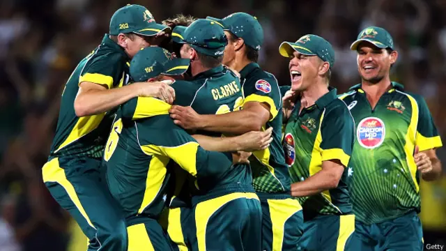 انگلینڈ کی ٹیم چھتیسویں اوور میں تین وکٹوں کے نقصان پر 154 رنز پر تھی لیکن اس کے بعد بلے باز ایک ایک کر کے آؤٹ ہوتے چلے گئے