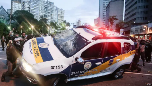 Manifestantes atacam carro da Polícia777 casa de apostasprotesto contra Copa / Crédito da foto: AFP