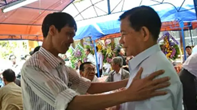 Ông Phạm Chí Dũng (trái)