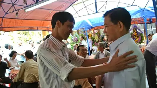 Nguyên Chủ tịch Nước Nguyễn Minh Triết (phải)