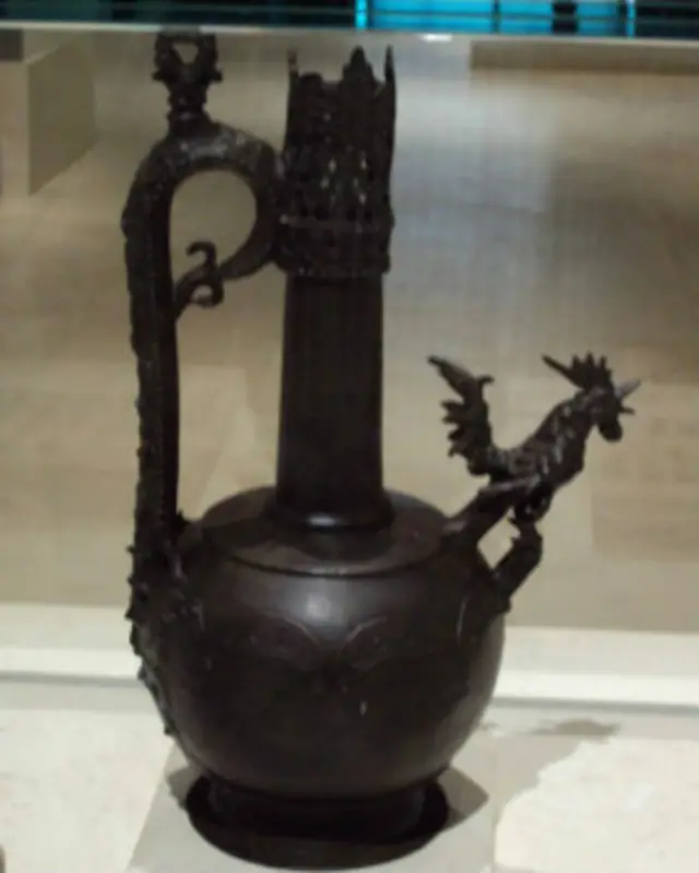 يعد إبريق محمد بن مروان ،آخر الخلفاء الأمويين،من أبرز مقتنيات المتحف.