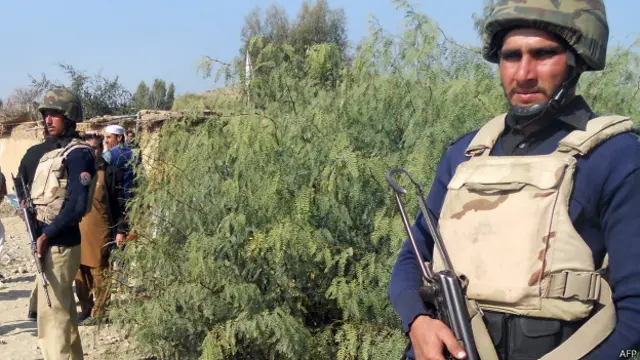 پولیس کا کہنا ہے کہ بظاہر ایسا لگتا ہے کہ دھماکہ دستی بم سے کیا گیا ہے