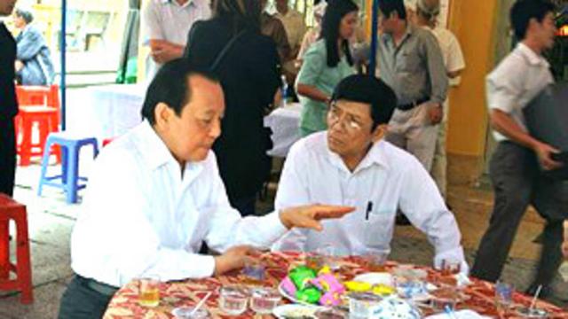 Ông Lê Thanh Hải (trái) tại đám tang