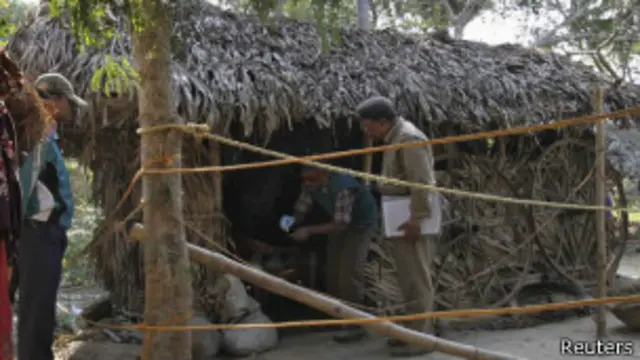 يقول أهل البلدة إن الضحية كانت تعمل كخادمة في دلهي لمدة ثلاثة سنوات، ثم عادت إلى البلدة منذ أشهر قليلة.