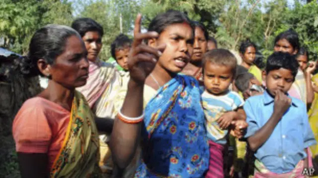 قال مراقب الشرطة "سمعت روايات مختلفة من أهالي البلدة. وهذا طبيعي لأن المتهمين من البلدة. لكننا لم نحقق في هذه الروايات بعد."