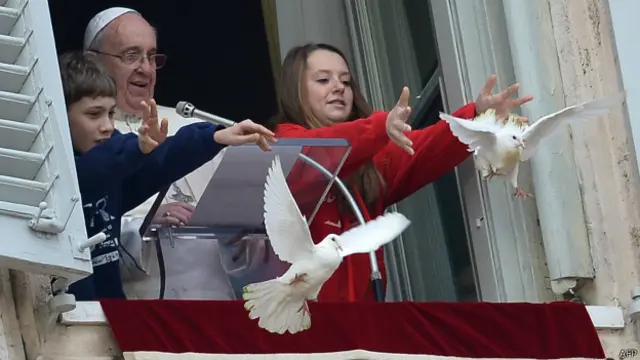 أطلق البابا والطفلان الحمامتين من شرفة القصر الرسولي في الفاتيكان