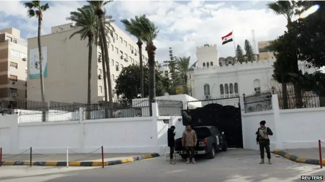 قاهره تمام کارکنان سفارت و کنسولگری اش در طرابلس و بنغازی را بعد از این آدم ربایی از کشور خارج کرد.