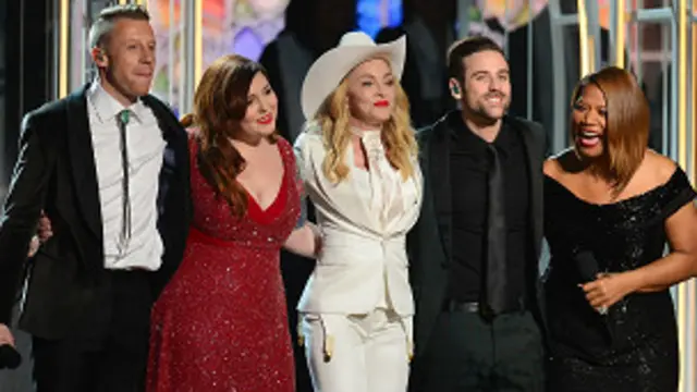 میڈونا نے میکلیمور کے ساتھ ہم جنسی پرستوں کے حق میں سیم لّو (Same Love) گانا گایا