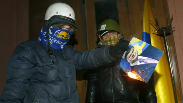 وزارتِ انصاف کی عمارت پر قبضہ کرنے والے مظاہرین نے یوکرین کے صدر کی تصاویر بھی نذرِ آتش کیں۔